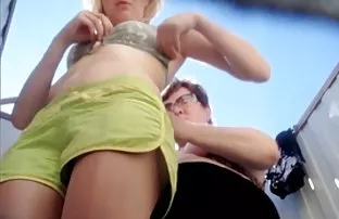 XXX सुरुचिपूर्ण एंजेलिका एक युवा बारटेंडर पर क्रश करती है