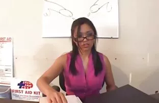 XXX वह एक सोई हुई कोरियाई महिला के नग्न शरीर पर हाथ फेरने लगा