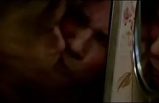 XXX इल्या पीछे की सीट को लड़की के करीब ले जाती है