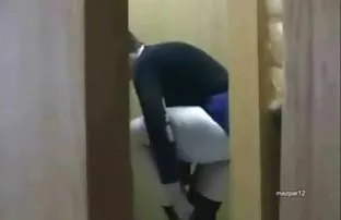 XXX एक कंडोम में लंबे हरे ककड़ी के साथ सेक्स चैट में एशियाई