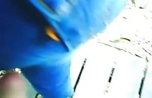 XXX एक गैस मास्क और लेटेक्स सूट में एक रबर सदस्य पर बिल्ली बैठता है