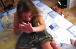 XXX वेबकैम के सामने शरारती प्यारी छोटी बिल्ली खेलती है