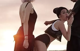 XXX Proskmandovka केल्सी जेम्स काली मिर्च एक किराए के अपार्टमेंट में एक कमीने के साथ