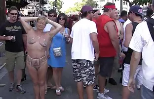 XXX इसाबेला क्रिस्टिन और नाथाली चेरी सेक्स के लिए खेल उपकरण का उपयोग करते हैं।