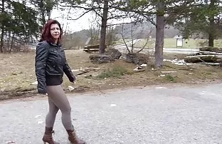 XXX जेनी ने अपने पैरों को रंगीन लेगिंग में फैला दिया