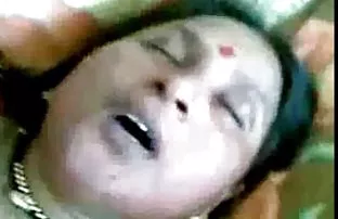 XXX ड्रेसिंग रूम में एक अजनबी के साथ गोरा