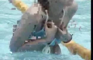 XXX काले बालों वाली युवा महिला एक कमाना सैलून में tanned