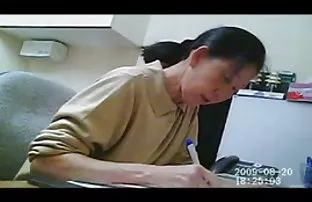 XXX चिपचिपे लेबिया के बीच मेस्यूस जीभ डाल दिया