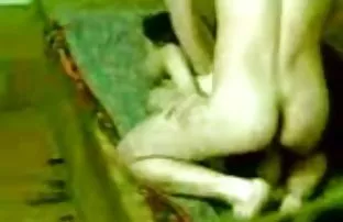 XXX फ्रीकल्ड थिनर ने शौचालय के कटोरे को अपने खुले मुंह से बदल दिया।