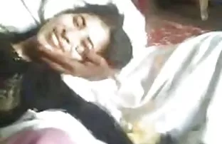 XXX रूस के एक जोड़े ने लैपटॉप के सामने एक अच्छी चुदाई की