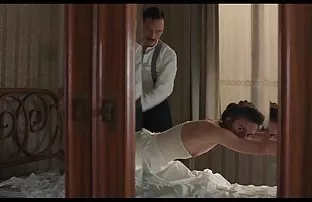 XXX डॉक्टर अपने कार्यालय में एक युवा नर्स को मेज पर और सोफे पर चोदता है