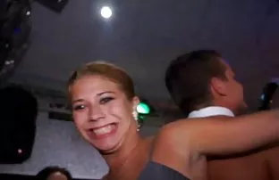 XXX नेकेड मारिया ट्रैक पर जाती है