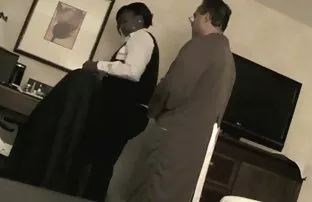 XXX पोर्न कास्टिंग पर युवा श्यामला क्रिस्टी