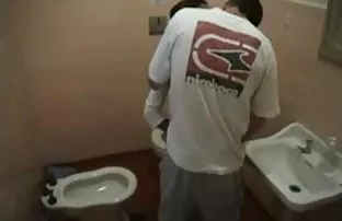 XXX संतुष्ट काला आदमी जल्दी से वापस पसंदीदा करने में गिर गई