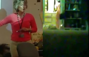 XXX अपने दरवाजे पर एक दोस्त को आकर्षित करता है