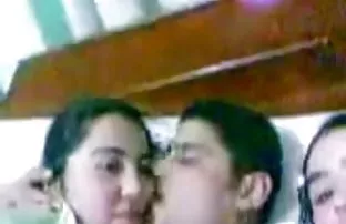 XXX कोम्पानिया पीता है और चलता है