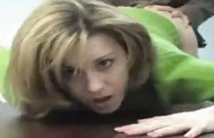 XXX एक कार के हुड पर सेक्स