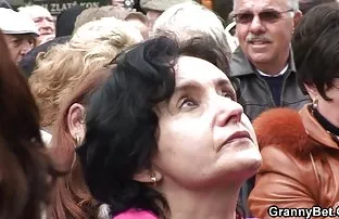 XXX कार पर आदमी के साथ दायर की