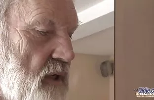 XXX एक छोटे से जूलिया के साथ ठाठ सेक्स