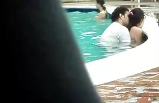 XXX उसने एक लड़की को शैंपेन पीने की पेशकश की