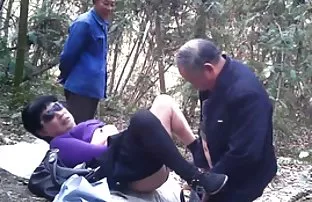 XXX गंजा छोटा आदमी अपने प्रियतम के कूल्हों के बीच चढ़ गया