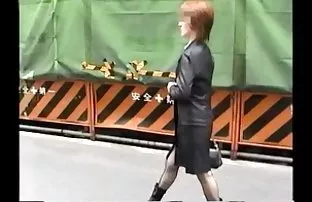 XXX पुरुषों ने उत्साहित युवा महिला को सांत्वना दी