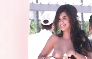 XXX स्कर्ट के नीचे नौकरानी पर चढ़ गया और नितंबों को महसूस करना शुरू कर दिया