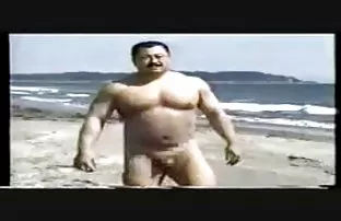 XXX लड़के काले बालों में लाल बालों वाली लड़की को दौड़ा रहे हैं