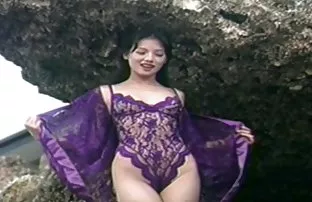 XXX उत्तेजित आदमी ने लड़की को शांति से योग का अभ्यास करने के लिए नहीं दिया