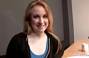 XXX दोस्तों ने अपने कैप का क्लोज़-अप दिखाया