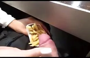 XXX वह आदमी बड़ी चतुराई से अपनी चुचियों की सभी इच्छाओं का अनुमान लगाता है