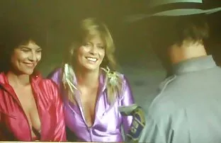 XXX छोटी पत्नी ने अपने पति को दुखी किया और उसके अंत में एक छलांग लगाई।