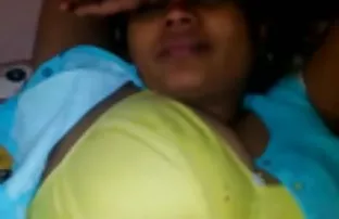 XXX तीन युवा झुग्गियों में गड्ढे बनाते हैं