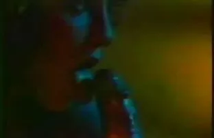 XXX बहुत आसानी से कपड़े पहने