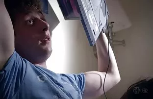 XXX वृद्ध महिला कैंसर की खिड़की के पास उठती है