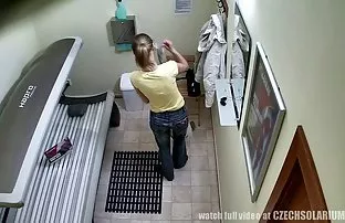 XXX बस स्टॉप पर नग्न