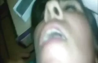 XXX दुल्हन तीन लोगों के साथ एक तांडव के लिए सहमत हुई