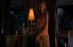 XXX नग्न लड़की खिड़की से बाहर देखती है