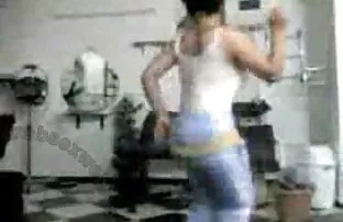 XXX उसकी गांड को अंत में रगड़ें और उसे छेद में दें