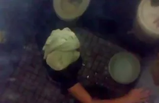 XXX बस एक सौम्य चुंबन और श्यामला पैरों को बढ़ाया