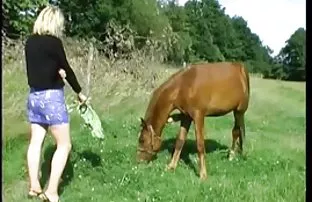 XXX एक लड़का एक नग्न जापानी लड़की की तस्वीर लेता है