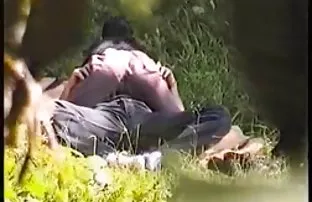 XXX एक सफेद टी-शर्ट और पैंटी में लूना स्टार स्नान करता है