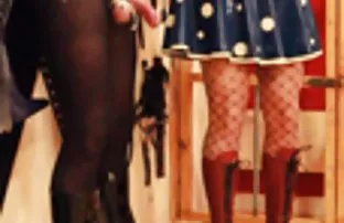 XXX मैंने एक नीली पोशाक का हेम उठाया और चारों तरफ आ गया