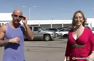 XXX ब्लैकबर्ड ने सफेद फली को खुशी के साथ निगल लिया