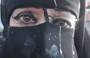 XXX डिल्डो गुदा में चिपक जाता है