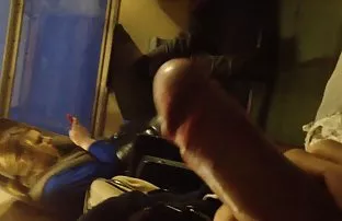 XXX असामान्य रूप से पतला जेनिस ग्रिफ़िथ अपने स्लिम फिगर की सुंदरता को दर्शाता है।