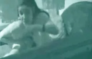 XXX पेंटीहोज में कज़ाख महिला सोफे पर हस्तमैथुन करती है