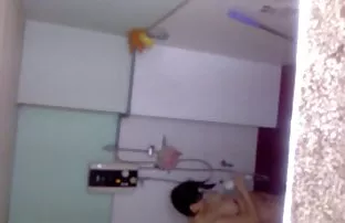 XXX काले फूहड़ ने एक गोरे आदमी के सामने अपने पैर फैला दिए