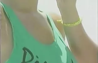 XXX पास के पोर्च से एक युवा डैवलोकोकॉय के साथ एक वीडियो शूट किया