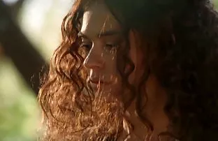 XXX जूलिया नग्न है और एक वीडियो कैमरे के सामने उसके शरीर को सहलाती है।